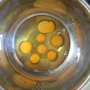 取一个无油无水的容器，将鸡蛋磕入，我这个是方子三倍的量（三盘玛德琳十二连模），鸡蛋若是小的话可以多放一个，正常60克上下一个蛋。