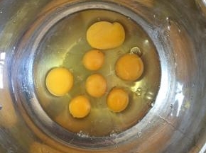 取一个无油无水的容器，将鸡蛋磕入，我这个是方子三倍的量（三盘玛德琳十二连模），鸡蛋若是小的话可以多放一个，正常60克上下一个蛋。