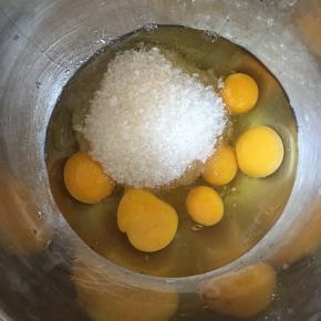 加入白糖，搅拌，不要打发。融合打散就好啦。