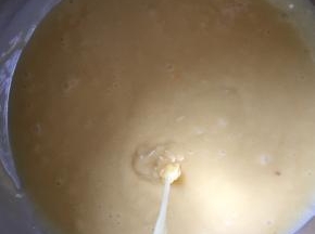 搅拌顺滑。面糊滴落是迅速且可以画字的。