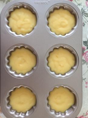 装入模具，入烤箱175度上下火20分钟。