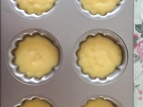 装入模具，入烤箱175度上下火20分钟。