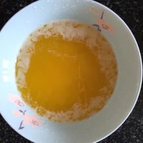 加入融化的黄油。