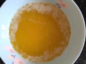 加入融化的黄油。