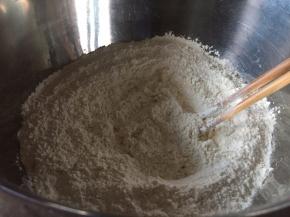 把500克馒头自发粉，放入一个盆中；