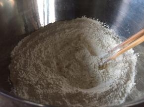 把500克馒头自发粉，放入一个盆中；