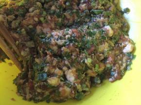 再加入生抽、老抽还有盐，和少许的白糖，搅拌，成肉馅；