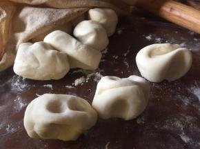 把面团，分成若干个小剂子，大概每个小剂子50克左右；