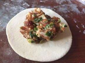 上面放入肉馅；