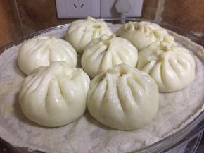 蒸好的包子，趁热，取出，待凉；