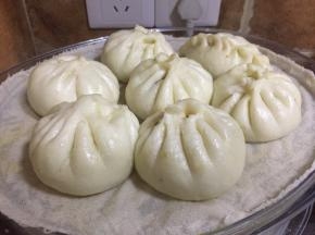 蒸好的包子，趁热，取出，待凉；