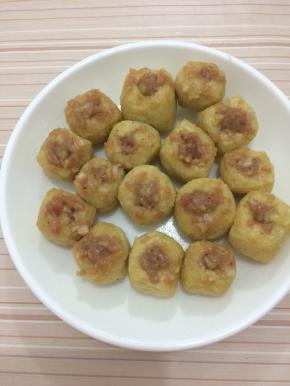 把腌制好的肉馅用小勺一点点的放入进去