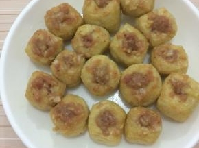 把腌制好的肉馅用小勺一点点的放入进去
