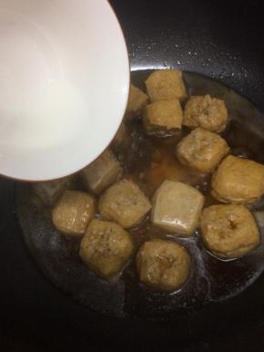 在加入一碗水，大火烧开，转小火慢炖十五分钟，然后倒入水淀粉勾芡，翻炒片刻，关火出锅