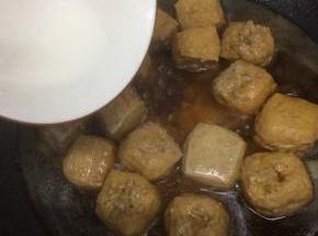 在加入一碗水，大火烧开，转小火慢炖十五分钟，然后倒入水淀粉勾芡，翻炒片刻，关火出锅