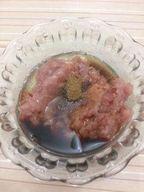 在加入少许五香粉搅拌均匀