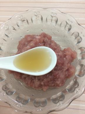 肉馅中加入少许料酒
