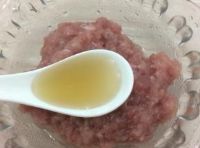 肉馅中加入少许料酒
