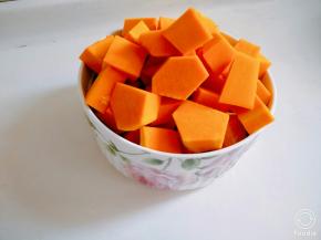 南瓜洗净，去皮切块