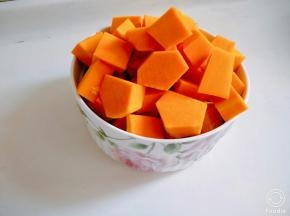 南瓜洗净，去皮切块