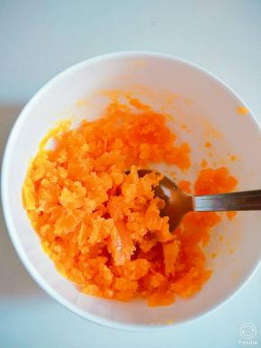 蒸熟的咸蛋黄压碎，越碎越好