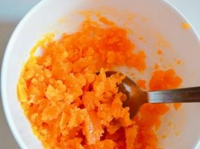 蒸熟的咸蛋黄压碎，越碎越好