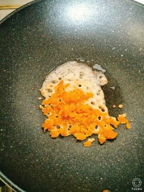 热锅冷油，放入蛋黄。有白沫沫是正常现象，不用担心