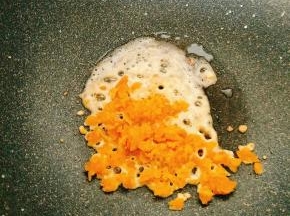 热锅冷油，放入蛋黄。有白沫沫是正常现象，不用担心