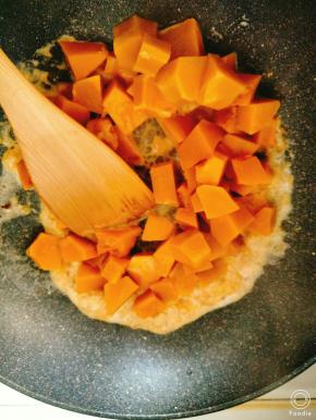 放入南瓜，充分混合搅拌。此期间正好把南瓜压成泥