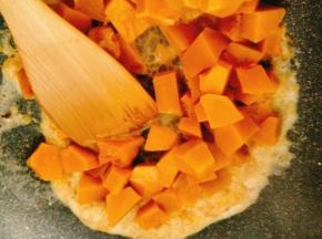 放入南瓜，充分混合搅拌。此期间正好把南瓜压成泥