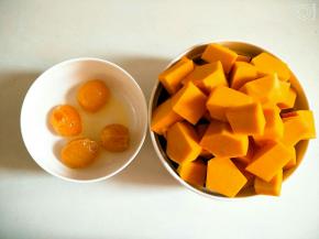 切好的南瓜放入微波炉高火叮5分钟，咸蛋黄放入蒸锅蒸熟