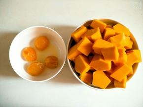 切好的南瓜放入微波炉高火叮5分钟，咸蛋黄放入蒸锅蒸熟