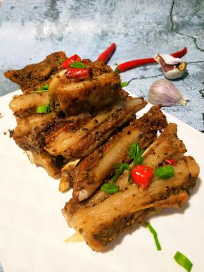 烤好的羊排香酥可口。肉烂味香，咬上一口，浓浓的香料夹杂着羊肉自身散发的芬芳，回味无穷。