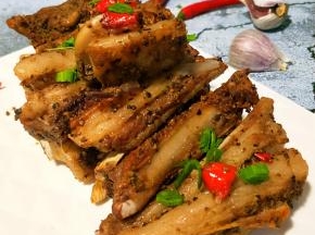 烤好的羊排香酥可口。肉烂味香，咬上一口，浓浓的香料夹杂着羊肉自身散发的芬芳，回味无穷。