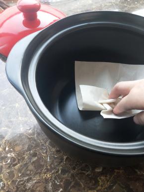 将黑乐砂锅用纸巾搽干净即可