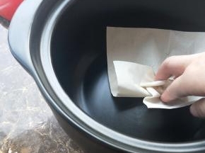 将黑乐砂锅用纸巾搽干净即可
