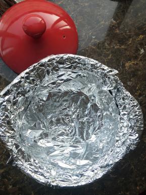 两张锡纸交叉将砂锅包住