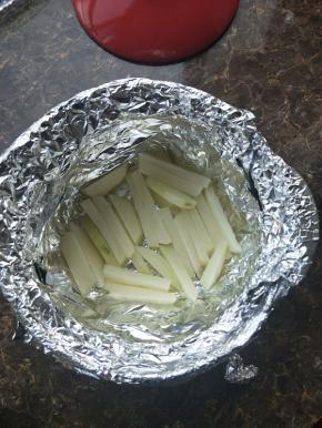 锅底铺满土豆条