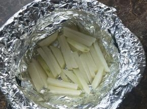 锅底铺满土豆条