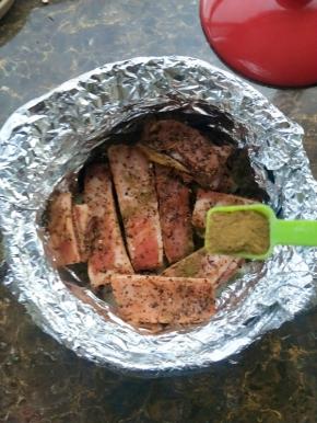 . 将羔羊排整齐摆在砂锅里，撒上孜然，