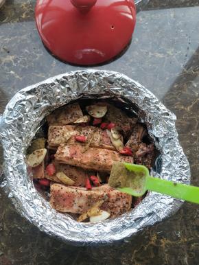 将剩余羔羊肉摆上，在上面再撒适量孜然粉