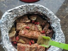 将剩余羔羊肉摆上，在上面再撒适量孜然粉