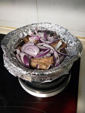 放上适量的洋葱盖上盖子继续焖十分钟