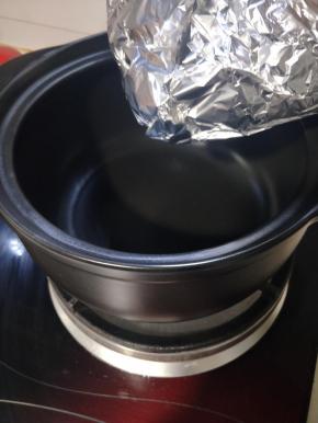 直接提起装盘即可，可以看见砂锅很干净，没有一点黑污迹。