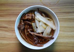 茶树菇和玉竹洗净稍浸泡