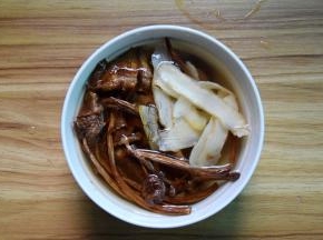 茶树菇和玉竹洗净稍浸泡