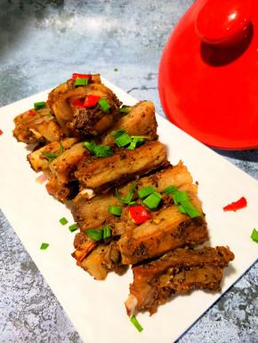 烘烤时间过短会使肉质太硬口感不佳，但长时间的烘烤又会烤干水分，使排骨的口感太干太柴。因此，这次我先用锡纸包裹砂锅，既烤出表面的色泽，又实现鲜美多汁的口感。