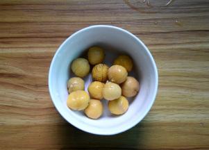 栗子在开水中煮两三分钟，然后去皮