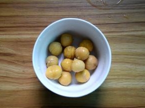 栗子在开水中煮两三分钟，然后去皮