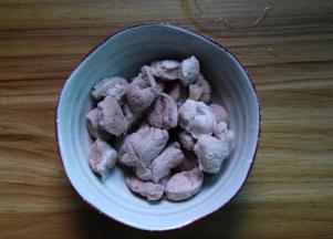 猪腱子肉切大块，焯水待用